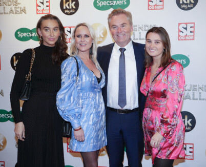 KOM MED FAMILIEN: Dag Erik Pedersen fikk prisen for «Årets tv-navn». Her er han avbildet tidligere på kvelden sammen med de tre døtrene Sunniva, Andrea og Selma. Foto: NTB Scanpix KOM MED FAMILIEN: Dag Erik Pedersen fikk prisen for «Årets tv-navn». Her er han avbildet tidligere på kvelden sammen med de tre døtrene Sunniva, Andrea og Selma. Foto: NTB Scanpix